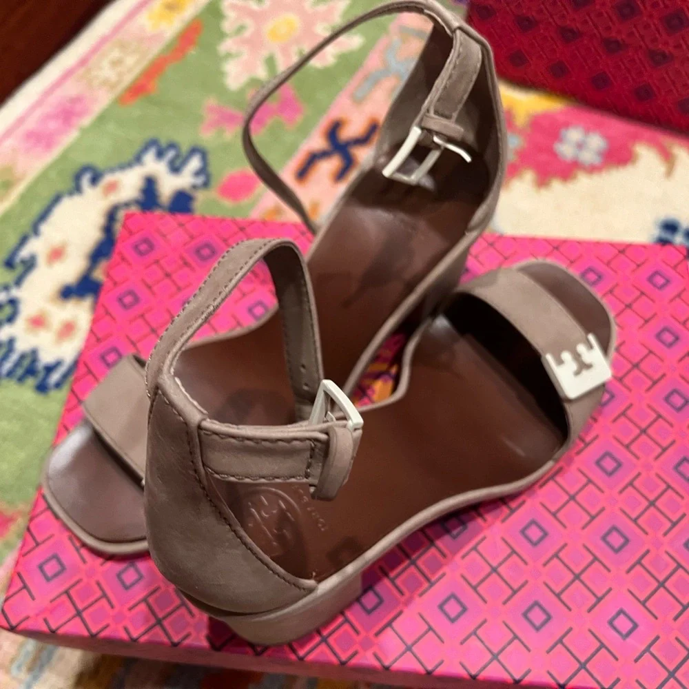 NWT Tory Burch Gavrielle Sandal color Fumo Size 7